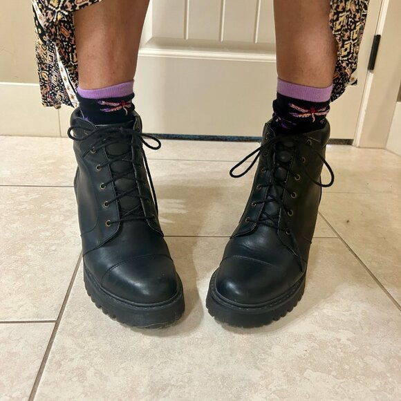 EUC Dr. Martens Averil Black Leather Heeled Ankle Bootie Sz 10 - Picture 9 of 9